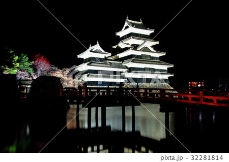 松本城 (烏城) 天守閣 埋の橋 夜景ライトアップ ( 長野県 松本市 丸の内 ) 松本城 (烏城) 天守閣 埋の橋 夜景ライトアップ ( 長野県 松本市 丸の内 ) 32281814