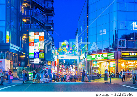 東京　原宿駅　竹下口駅前の夜景（竹下通り入り口） 32281966