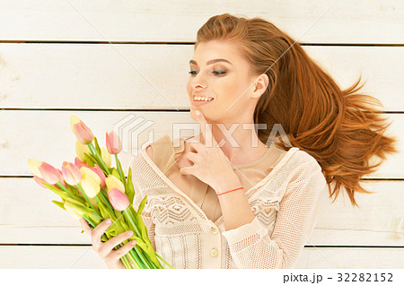 Beautiful young woman with tulips 32282152