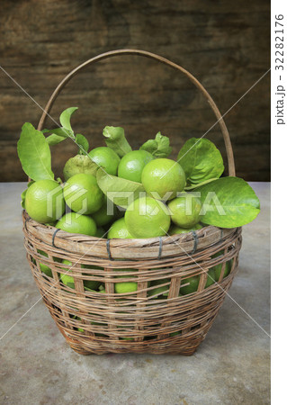 thai lime fruit ,green lemon in bamboo basket 32282176