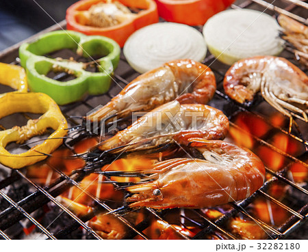 shripm ,prawns grilled on barbe cue stove  32282180