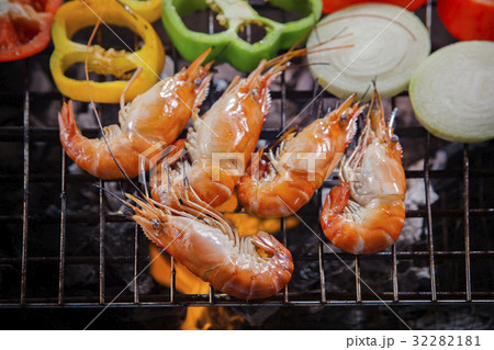 thai fresh water shrimp grilled on barbecue stove  32282181