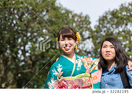 振袖を着た女性と友人 32282195