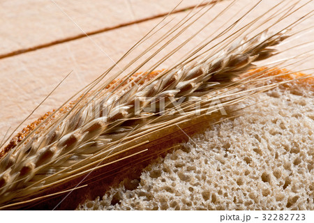 Detail Of Wheat On The Slice Of Bread 32282723