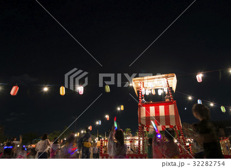 盆踊りの提灯と櫓 盆踊りの提灯と櫓 32282754