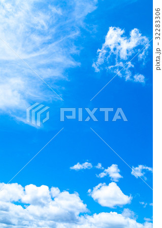 真夏の空 梅時期の晴れ間 雲 コピースペース 広いコピースペース 汎用的な空 真夏の空 梅時期の晴れ間 雲 コピースペース 広いコピースペース 汎用的な空 32283306