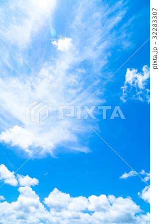 真夏の空 梅時期の晴れ間 雲 コピースペース 広いコピースペース 汎用的な空 真夏の空 梅時期の晴れ間 雲 コピースペース 広いコピースペース 汎用的な空 32283307