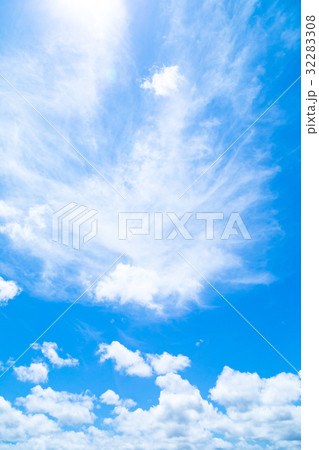 真夏の空 梅時期の晴れ間 雲 コピースペース 広いコピースペース 汎用的な空 真夏の空 梅時期の晴れ間 雲 コピースペース 広いコピースペース 汎用的な空 32283308