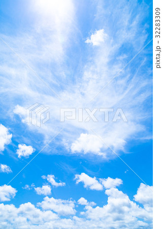 真夏の空 梅時期の晴れ間 雲 コピースペース 広いコピースペース 汎用的な空 真夏の空 梅時期の晴れ間 雲 コピースペース 広いコピースペース 汎用的な空 32283309