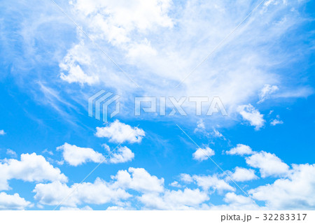 真夏の空　梅時期の晴れ間　雲　コピースペース　広いコピースペース　汎用的な空 32283317