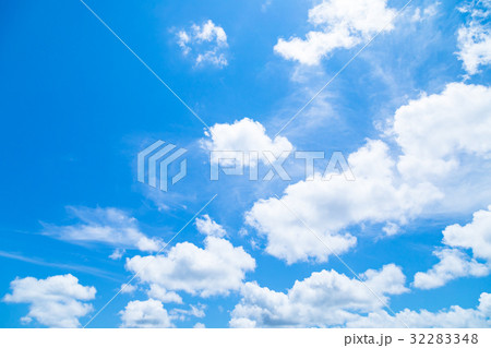 真夏の空　梅時期の晴れ間　雲　コピースペース　広いコピースペース　汎用的な空 32283348