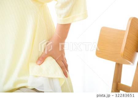 腰痛　腰の痛み　ネガティブイメージ　体調不良　女性　ポートレート　20代　30代 32283651