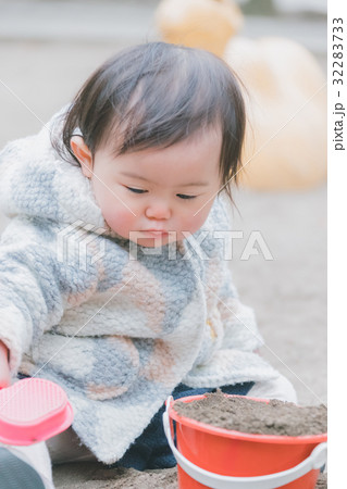 play at the park　1 year old 32283733