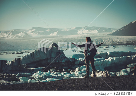 Woman explorer lookig at Jokulsarlon lagoon 32283787