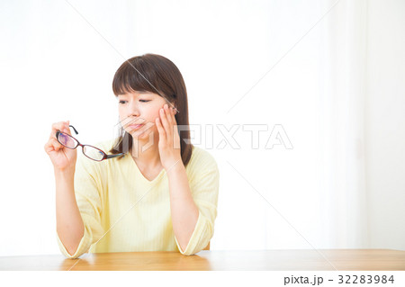 疲れ目 眼精疲労 目が痛い ネガティブイメージ 体調不良 女性 ポートレート 20代 30代 疲れ目 眼精疲労 目が痛い ネガティブイメージ 体調不良 女性 ポートレート 20代 30代 32283984