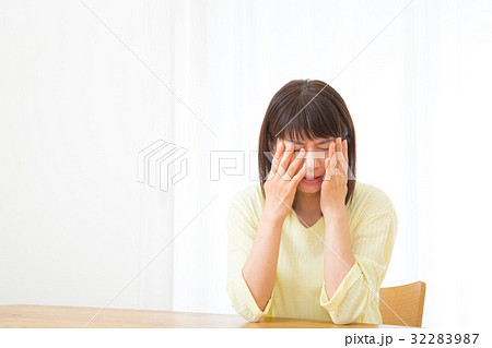疲れ目　眼精疲労　目が痛い　ネガティブイメージ　体調不良　女性　ポートレート　20代　30代 32283987