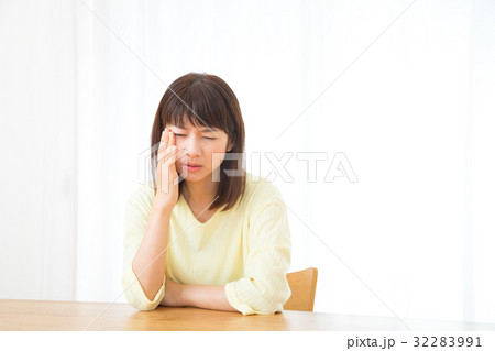 疲れ目　眼精疲労　目が痛い　ネガティブイメージ　体調不良　女性　ポートレート　20代　30代 32283991