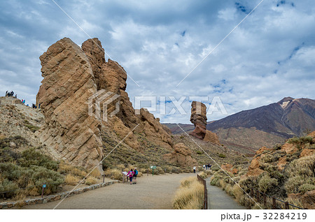 Tourists at famous Roques de Garcia, Tenerife Tourists at famous Roques de Garcia, Tenerife 32284219