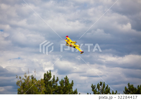 Firefighting plane in the air Firefighting plane in the air 32284417