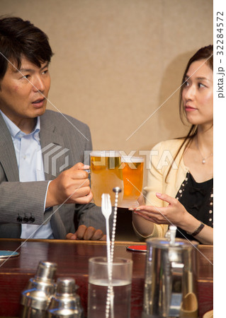 乾杯する2人 32284572