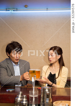 乾杯する2人 32284576