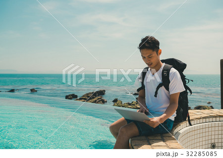 Digital nomad  32285085