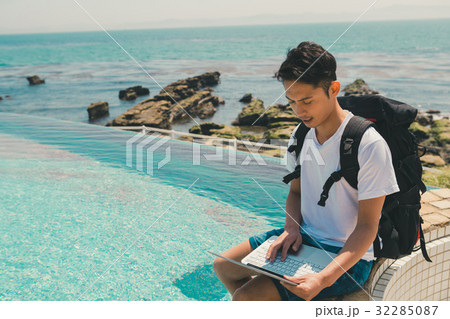 Digital nomad  32285087