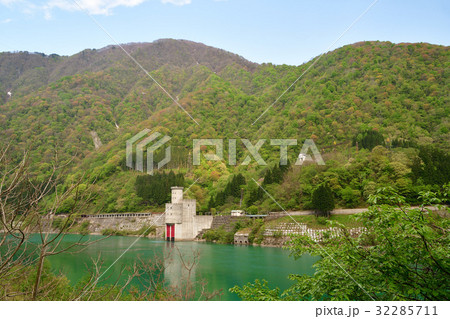 宇奈月ダムと立山連峰（富山県） 32285711
