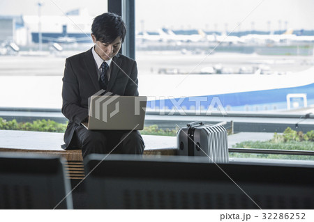 フライト待ちのビジネスマン 32286252