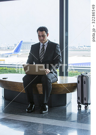 フライト待ちの外国人ビジネスマン フライト待ちの外国人ビジネスマン 32286549