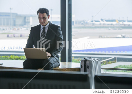 フライト待ちの外国人ビジネスマン フライト待ちの外国人ビジネスマン 32286550