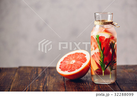 Detox Water with Grapefruit and Rosemary. 32288099