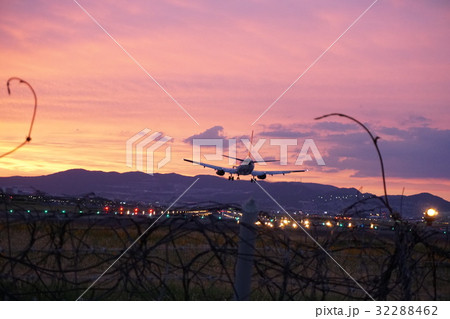 伊丹空港 夕焼けの飛行機着陸 伊丹空港 夕焼けの飛行機着陸 32288462
