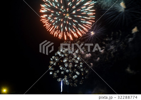 Amazing celebration multicolored fireworks Amazing celebration multicolored fireworks 32288774