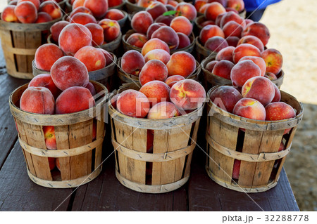 Peaches at farmers market 32288778