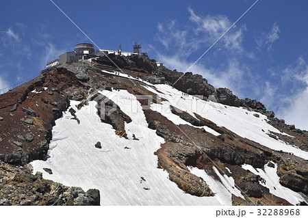 富士山剣ヶ峰山頂と測候所 32288968