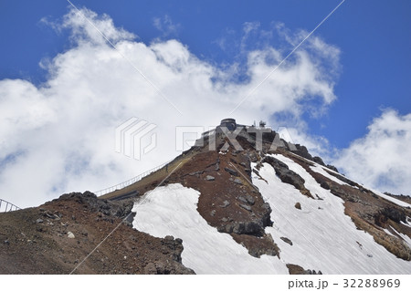 富士山剣ヶ峰山頂と湧きあがる雲 32288969