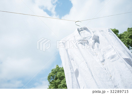 青空と白いシャツ 32289715