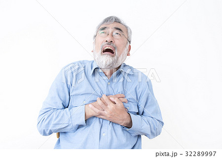 心臓発作イメージ　高齢者　狭心症　心筋梗塞　心疾患　動悸　不整脈　心不全　心臓病　心臓発作 32289997
