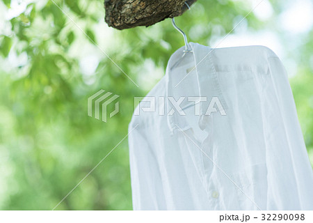 爽やかな洗濯のイメージ　白いシャツ 32290098