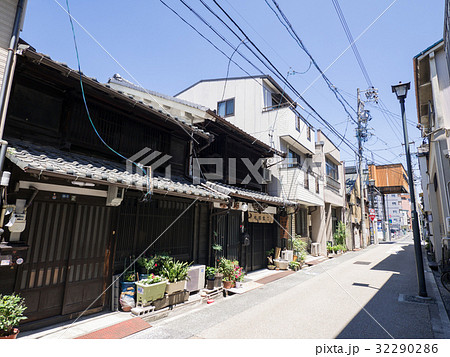 名古屋市西区　円頓寺界隈　四間道　古い町並み　地球堂 32290286