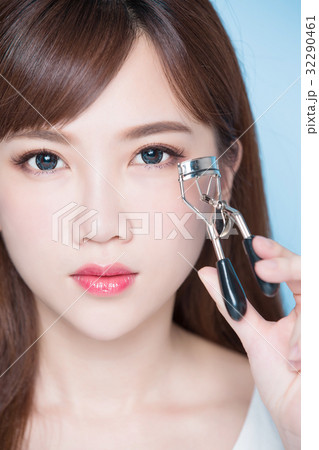 woman take clip eyelashes woman take clip eyelashes 32290461
