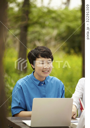 無線通信 上半身 女性 32291309