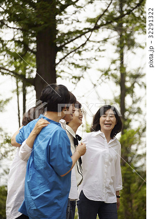 同窓生 同級生 肩組み 32291322