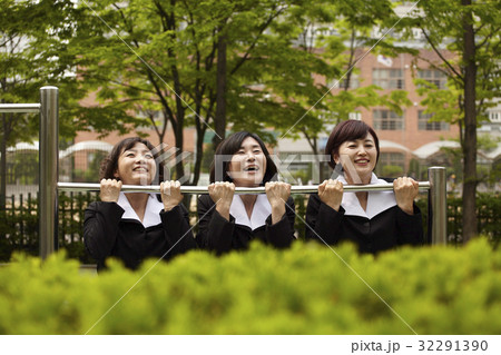 頭持ち上げる 顔をあげる とっつき 32291390