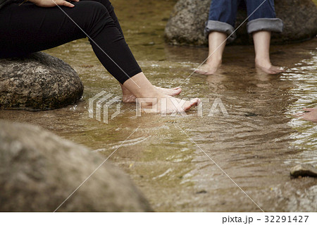 同窓生 同級生 足浸る 32291427