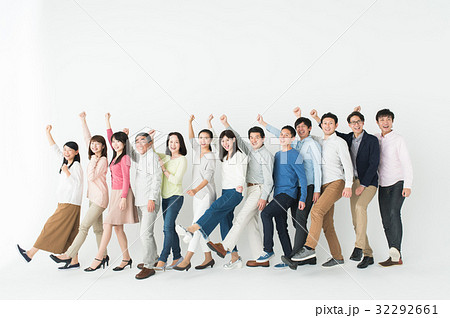 横一列に並ぶ大人数の写真素材