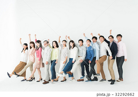 横一列に並ぶ大人数 32292662