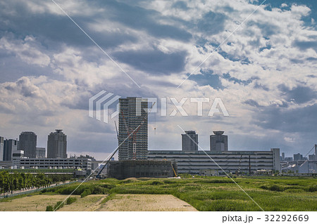 江東区有明のマンションと工事現場 32292669