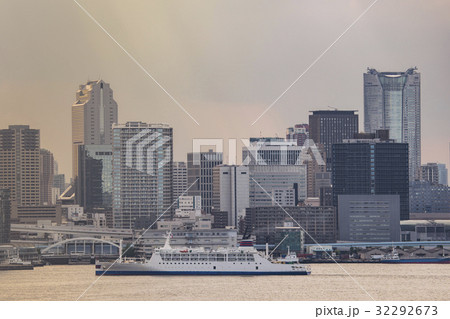東京湾を航行するおがさわら丸と高層ビル 東京湾を航行するおがさわら丸と高層ビル 32292673